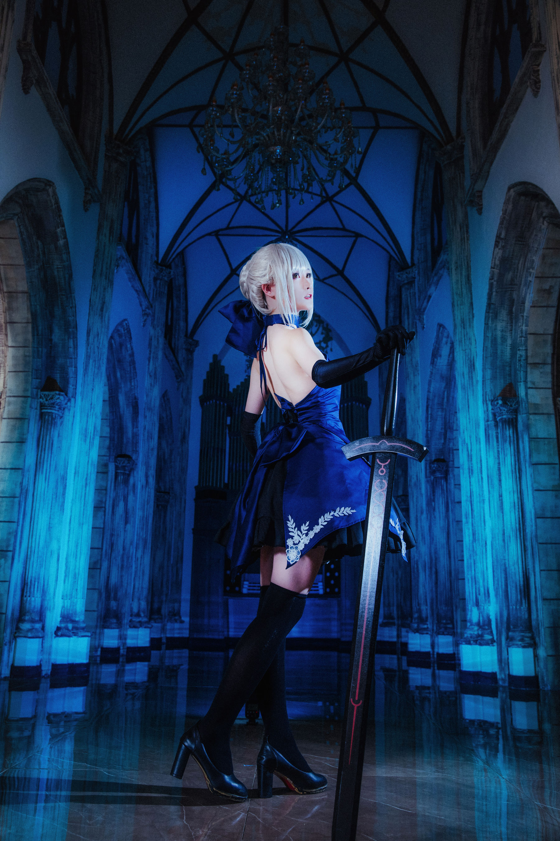 4.jpg FGO黑saber阿尔托莉雅cosplay绝美还原，露背长裙优雅知性，挥剑的吾王太御了  美图写真 第4张