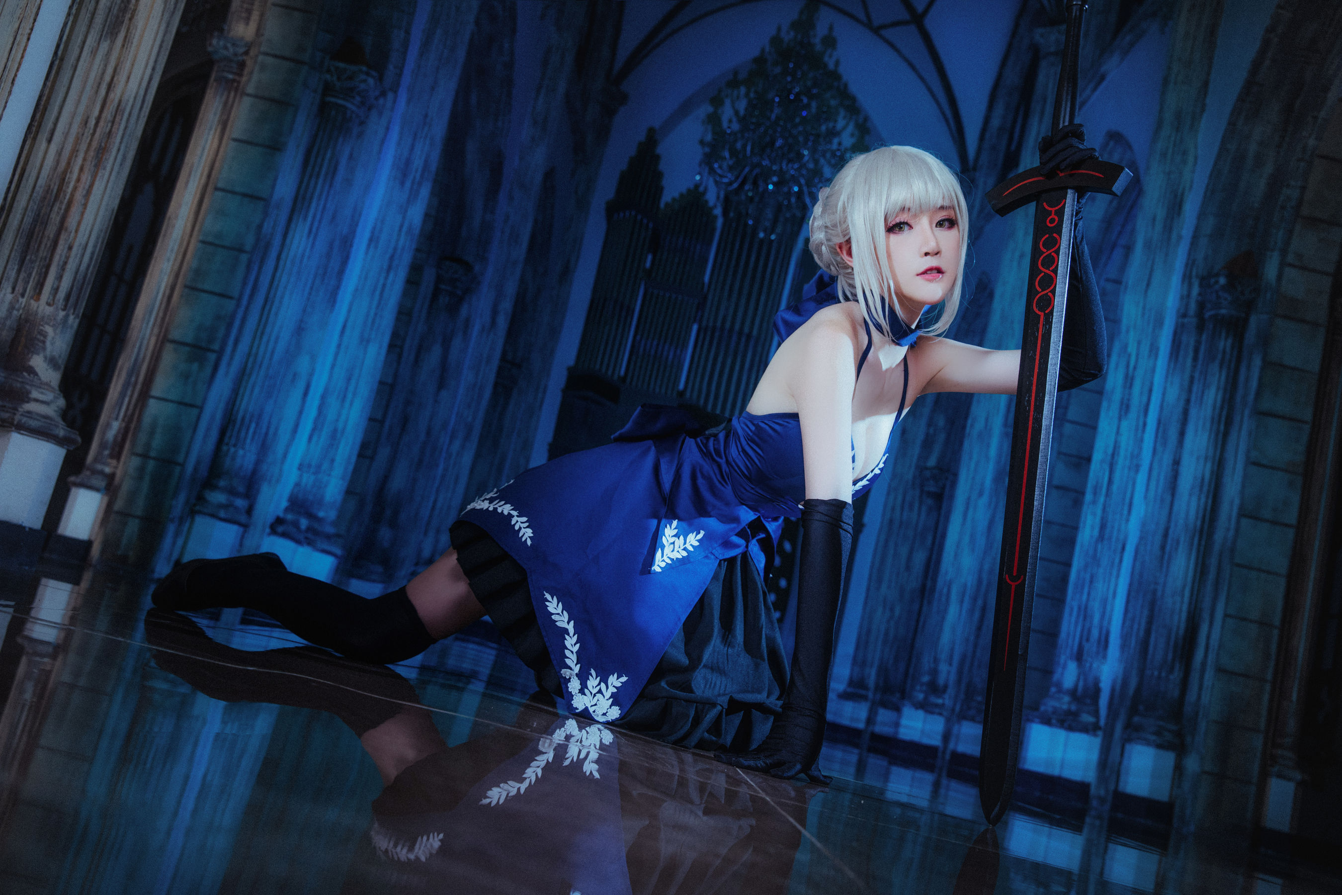 2.jpg FGO黑saber阿尔托莉雅cosplay绝美还原，露背长裙优雅知性，挥剑的吾王太御了  美图写真 第3张