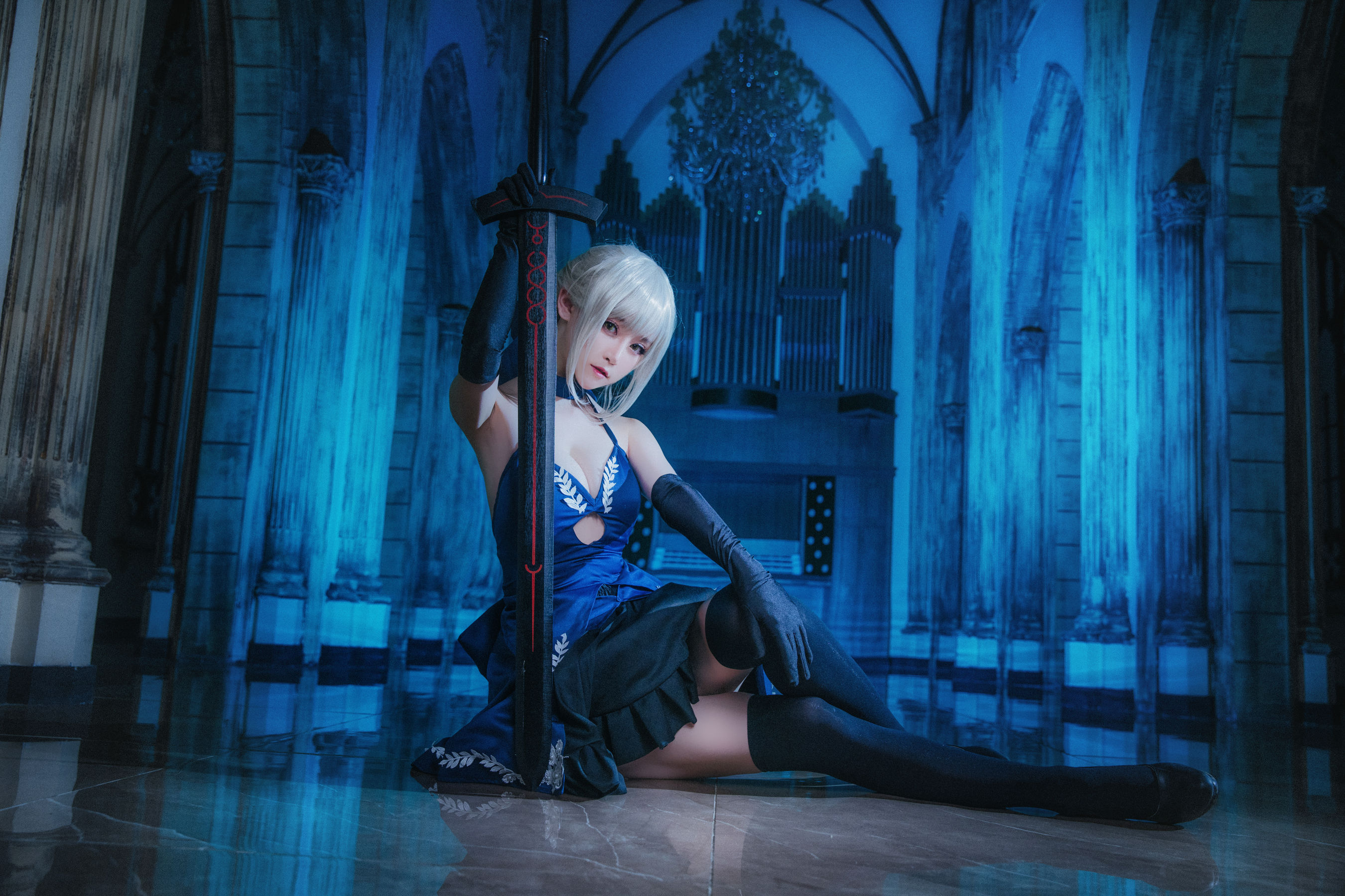 5.jpg FGO黑saber阿尔托莉雅cosplay绝美还原，露背长裙优雅知性，挥剑的吾王太御了  美图写真 第5张