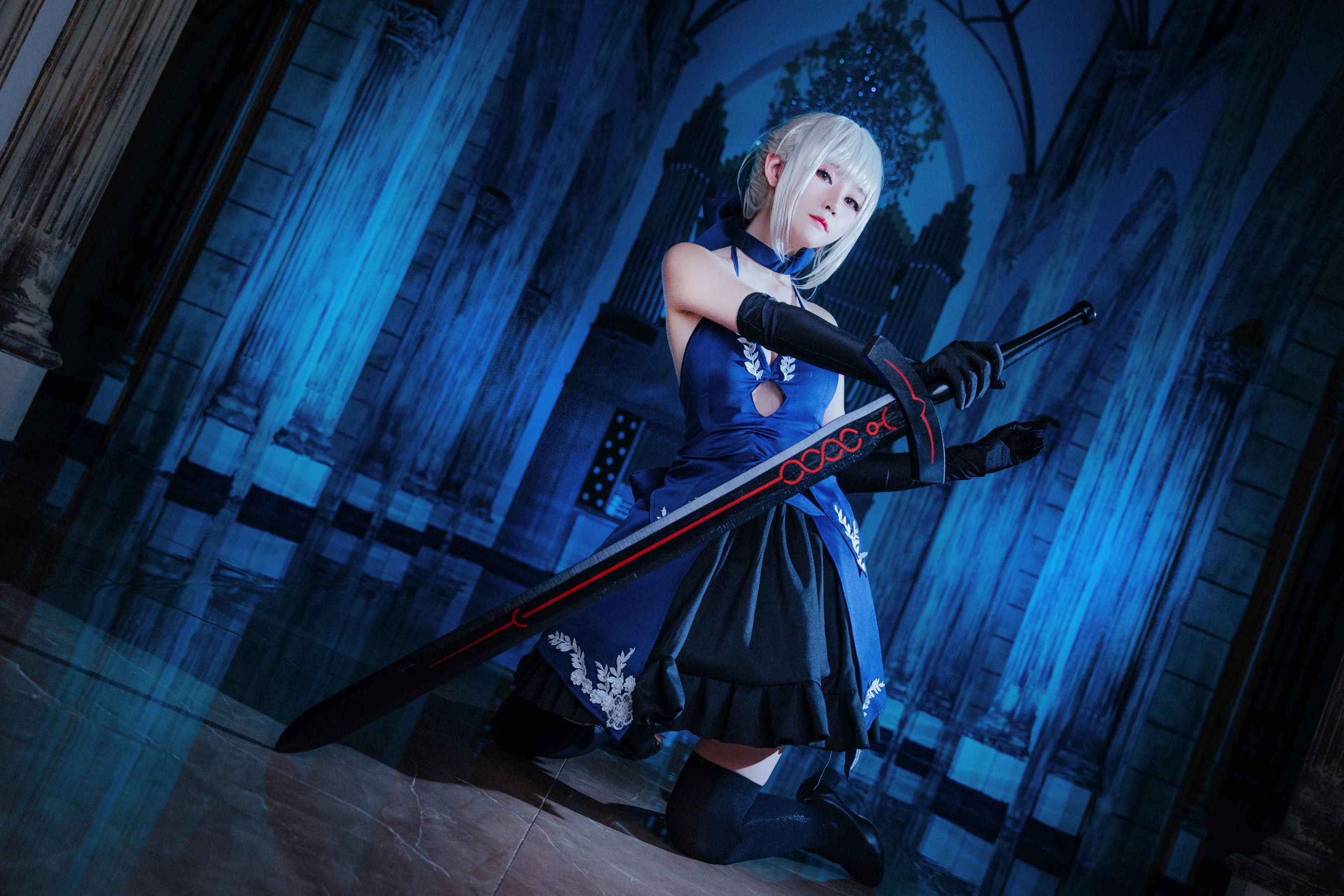 7.jpg FGO黑saber阿尔托莉雅cosplay绝美还原，露背长裙优雅知性，挥剑的吾王太御了  美图写真 第7张