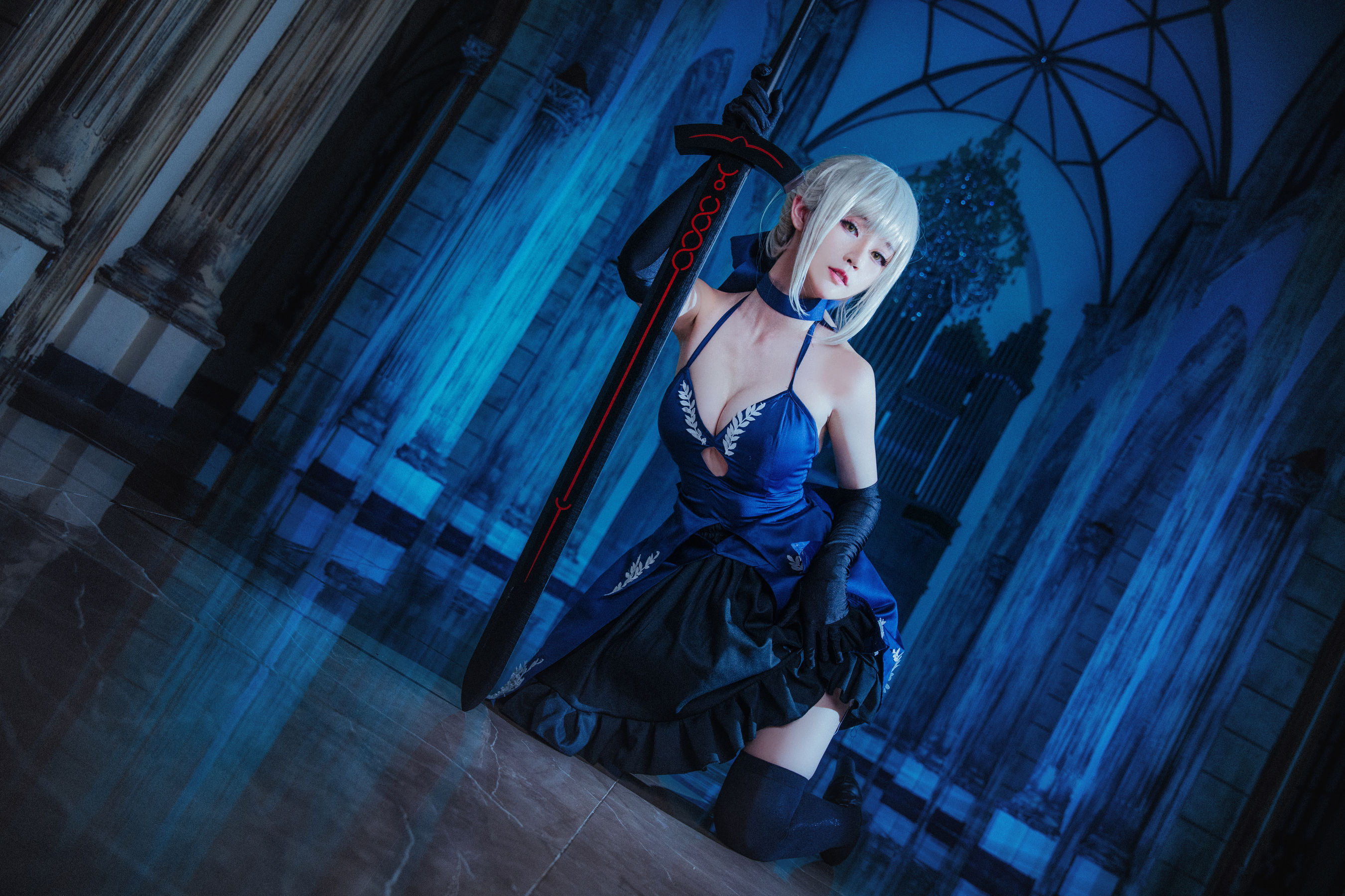 6.jpg FGO黑saber阿尔托莉雅cosplay绝美还原，露背长裙优雅知性，挥剑的吾王太御了  美图写真 第6张