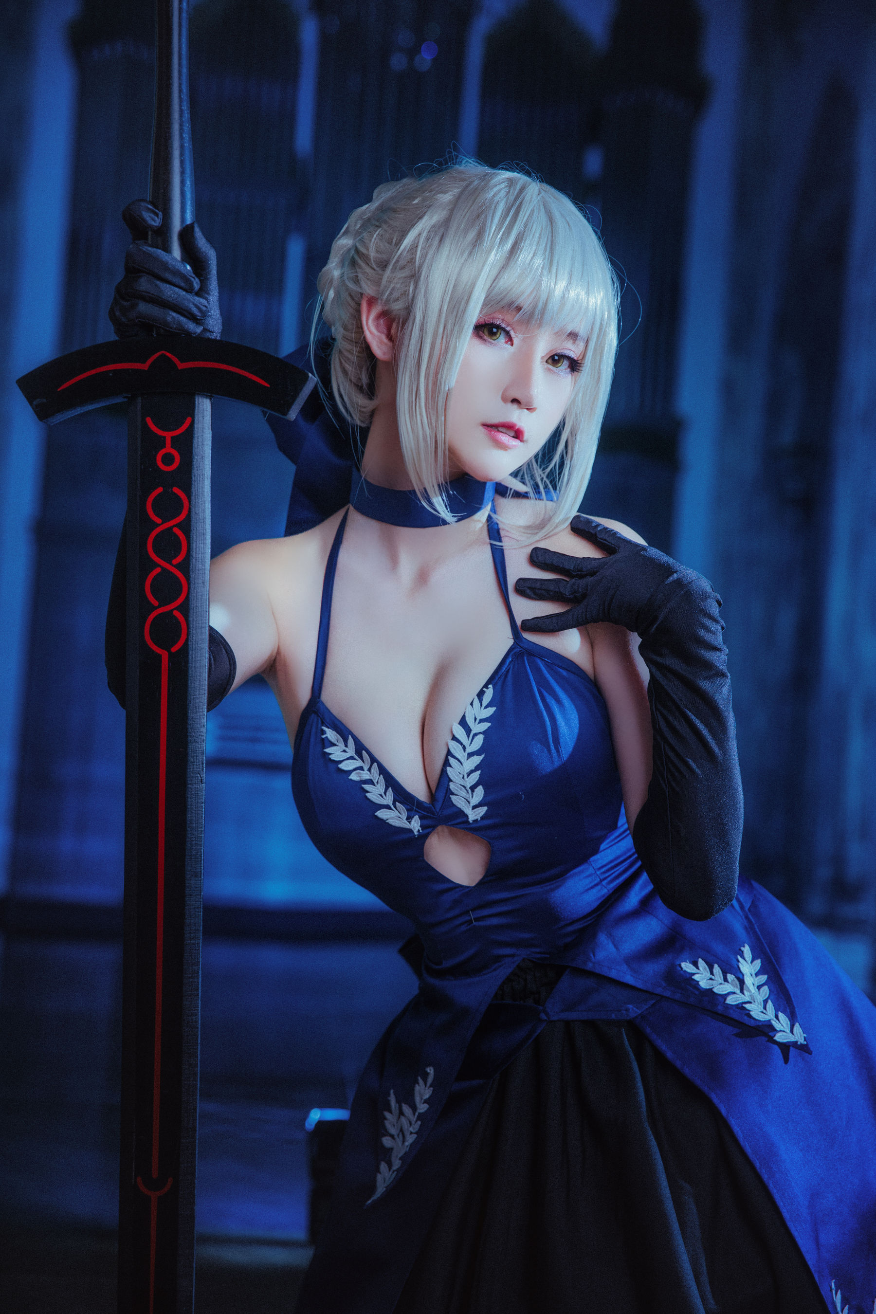 8.jpg FGO黑saber阿尔托莉雅cosplay绝美还原，露背长裙优雅知性，挥剑的吾王太御了  美图写真 第8张