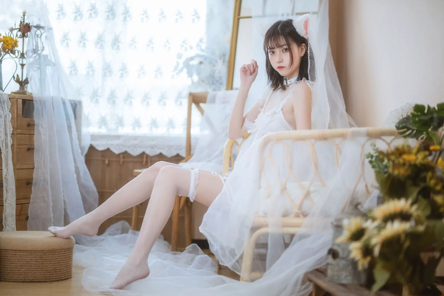 4.png 网络美女许岚LAN薄纱吊裙配白色丝袜系列丝滑柔嫩性感写真  第4张